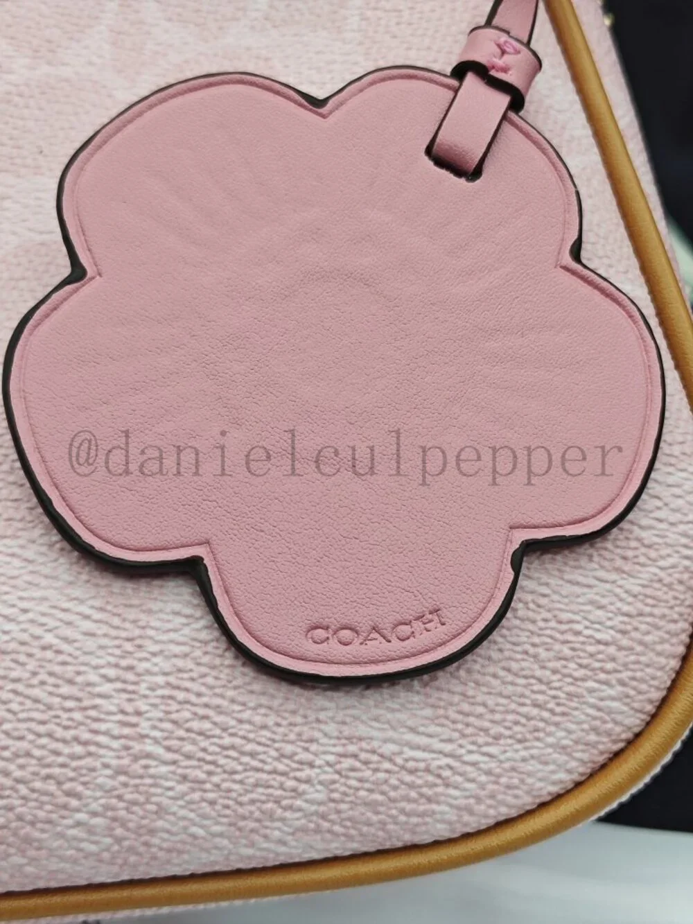 ๐๐Coach Teri Shoulder Bag In Signature Canvas With Charms pink - Picture 5 of 12